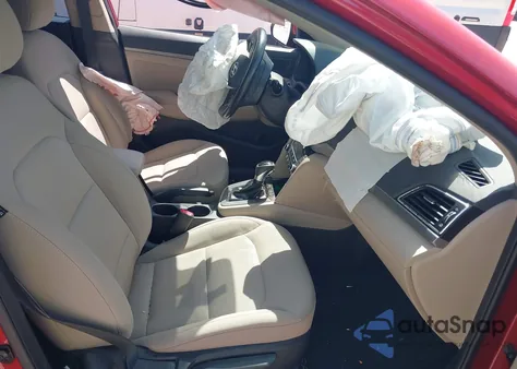 2017 Hyundai Elantra Value Edition z USA, uszkodzony, nr VIN 5NPD84LF7HH208523